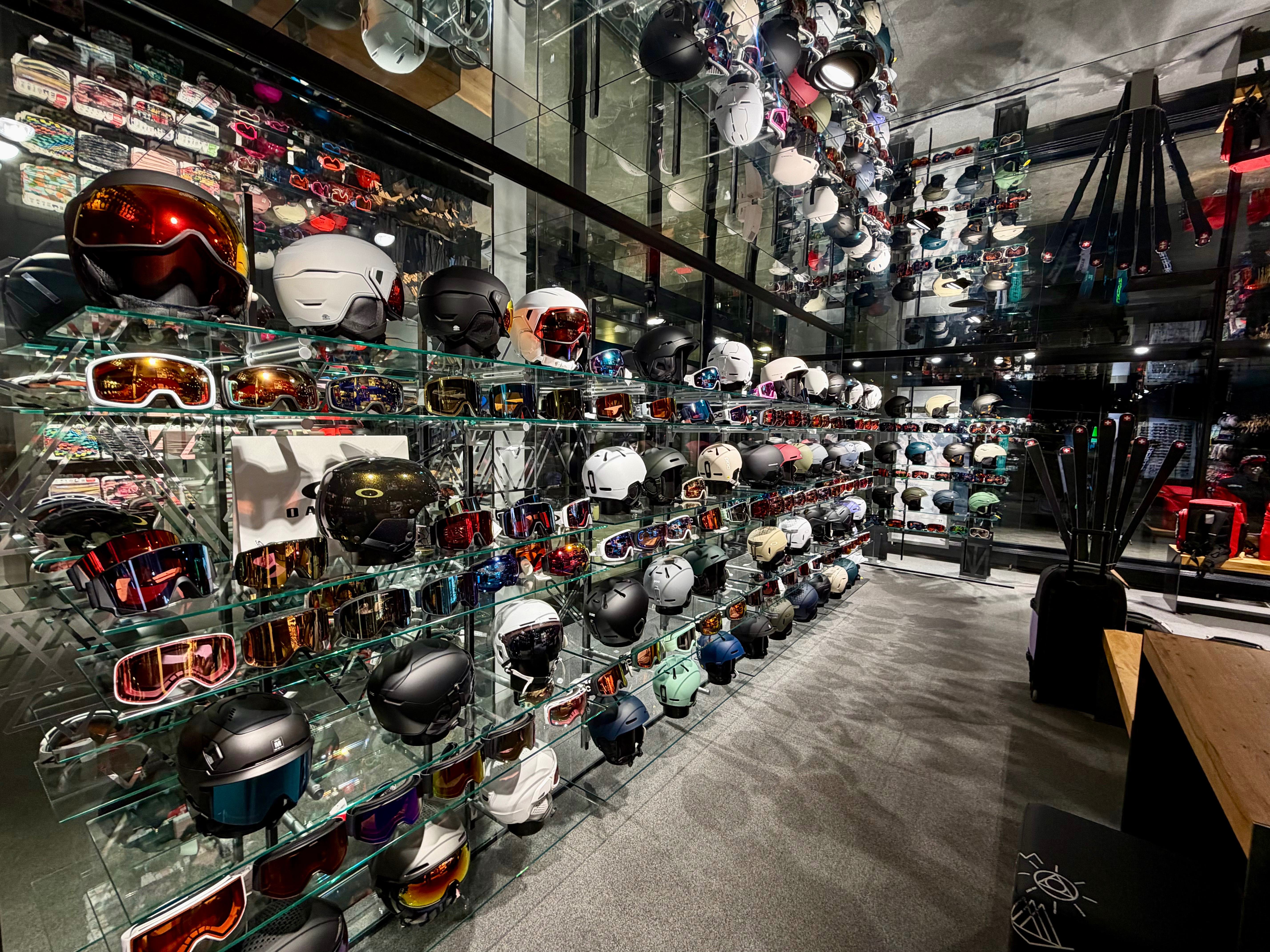 Helm & Brillen Display